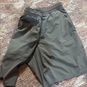 Lululemon Men's lined  9”inseam army green size XL  Shorts
